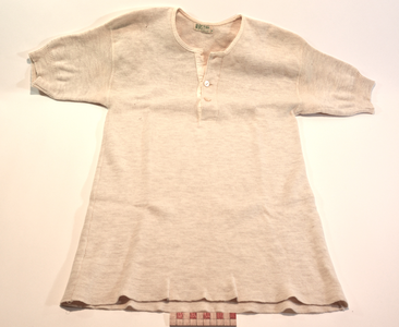 878238 Afbeelding van een lang zuiver wollen onderhemd van het merk Astric, uit de objectencollectie van het Nederlands ...